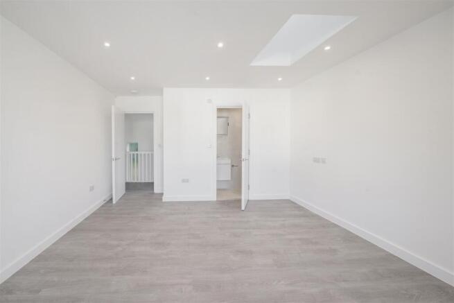 2A Hollycroft Avenue Wembley HA9 8LF - 003.jpg