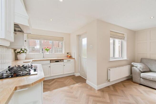 4 bed Detached for sale Image 9