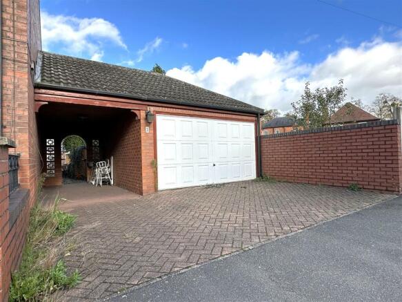 DOUBLE GARAGE & Block Paved Driveway 745
