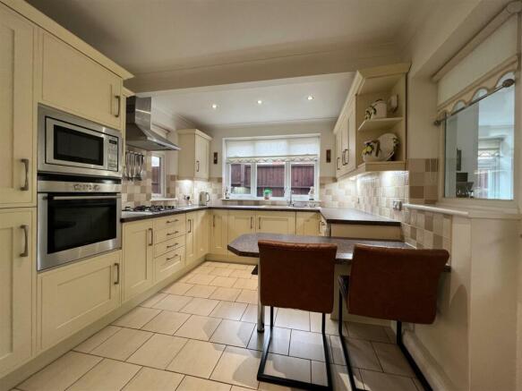 kitchen breakfast room.jpg