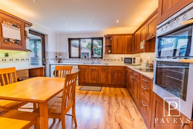 KITCHEN BREAKFAST ROOM