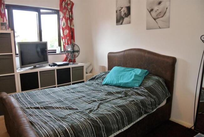 Bed 1.jpg