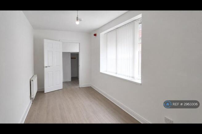 5 bed Flat to rent Image 2