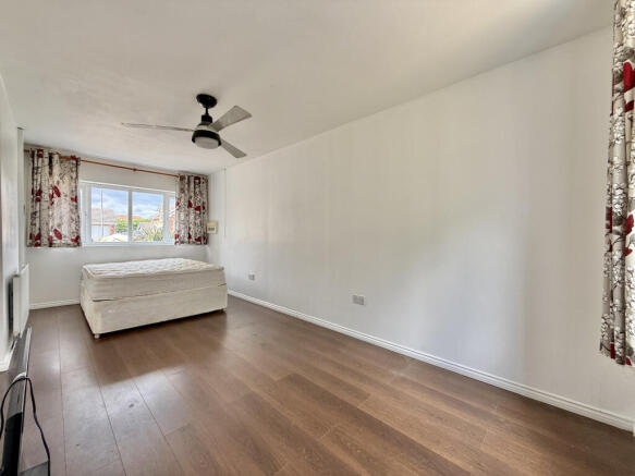 5 bed Detached for sale Image 6