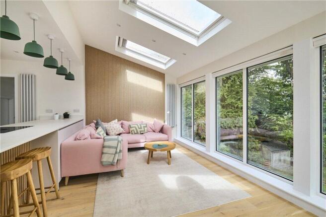 5 bed Detached for sale Image 9