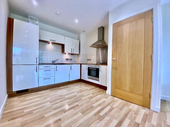 1 bed Apartment to rent Image 6