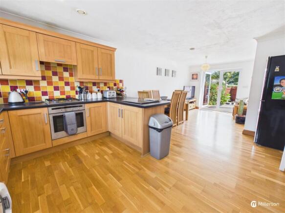 OPEN PLAN KITCHEN / LOUNGE DINER