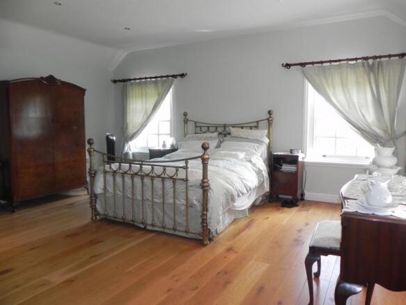 https://s3-eu-west-1.amazonaws.com/propertylab/allanmorris/property-images/standard/3742_Messuage House - Master Bedroom 2.JPG