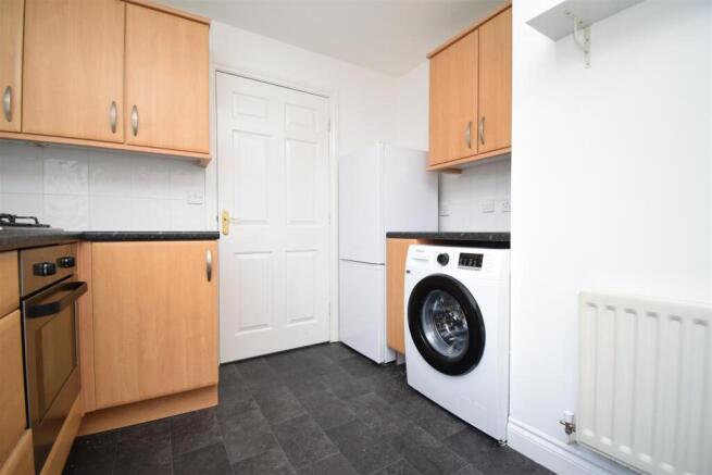 2 bed Ground Flat to rent Image 3