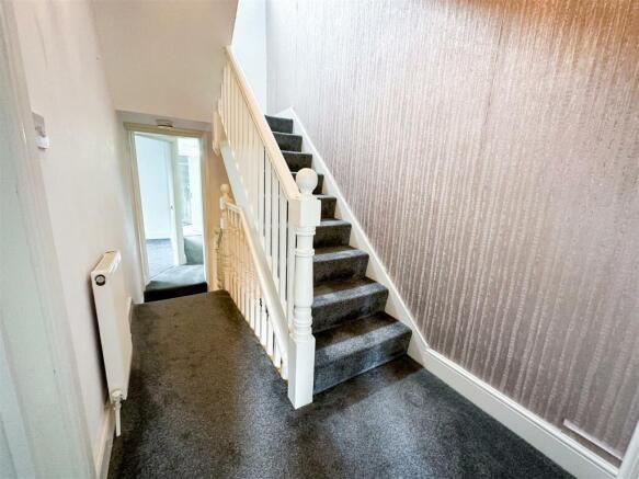 FIRST FLOOR SPLIT LEVEL LANDING