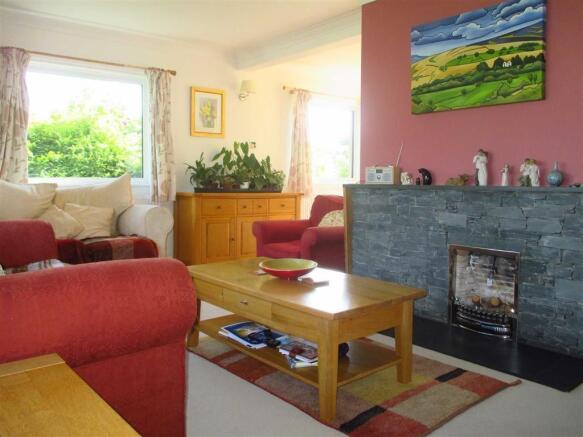 LOUNGE/DINING ROOM