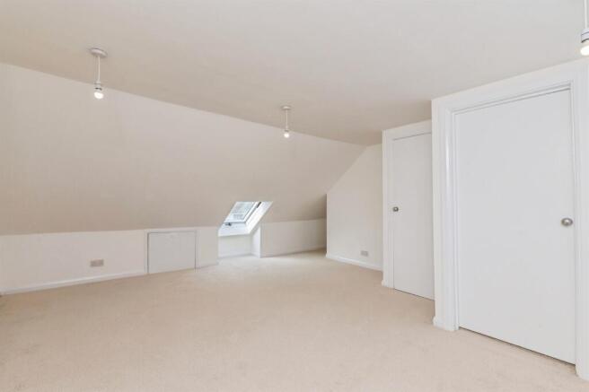 Hooks Hall Drive, Dagenham photo 4