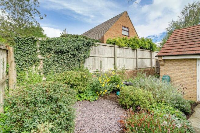 Garden to rear of garage (2).jpg