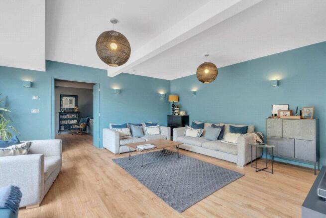 5 bed Detached for sale Image 12