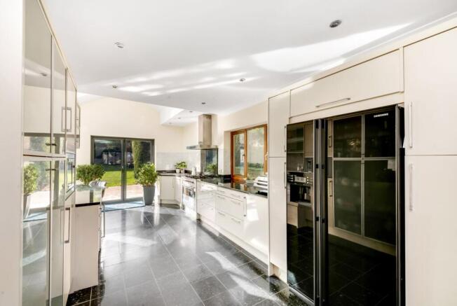 4 bed Detached for sale Image 7