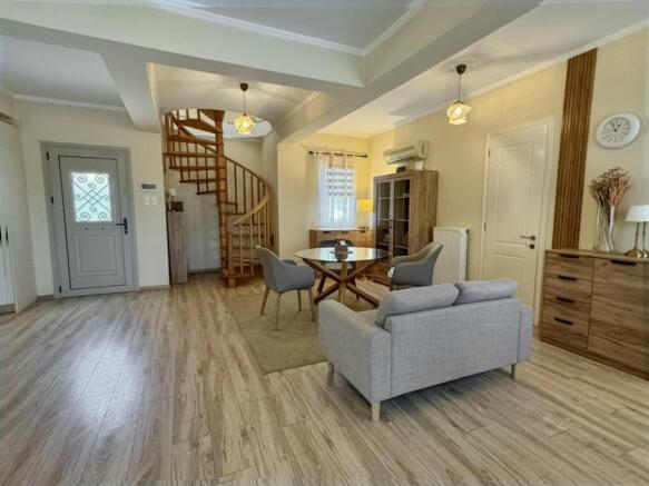 Sitting room to front door