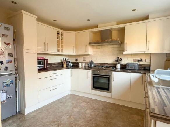 4 bed Detached for sale Image 4