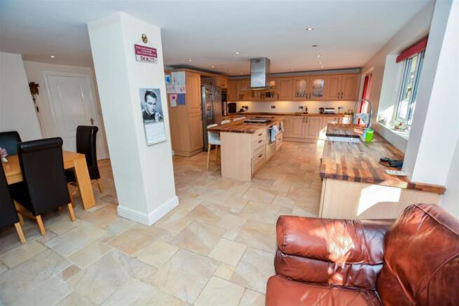 OPEN PLAN LOUNGE / KITCHEN / DINER