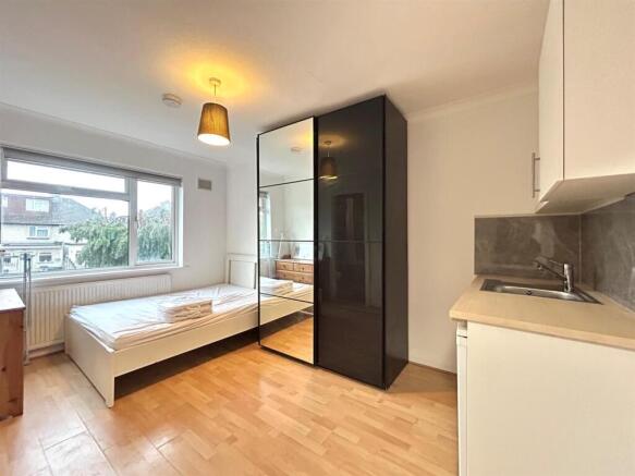 Bedroom 1-1.jpg