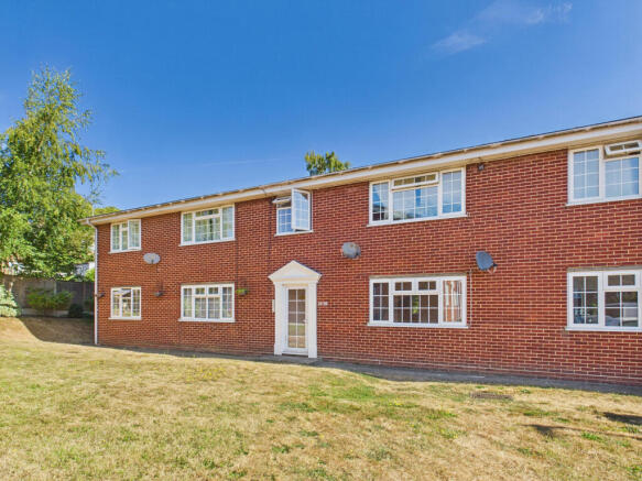 2 bed flat to rent Roseacre Close, Canterbury CT2