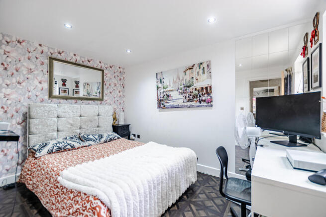 5 bed Detached for sale Image 8