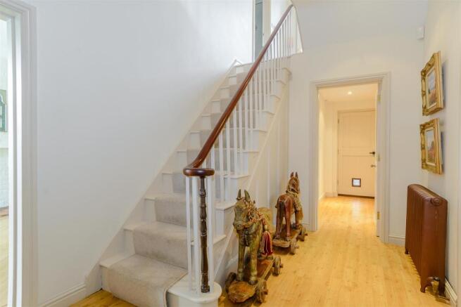 8332578-interior01.jpg