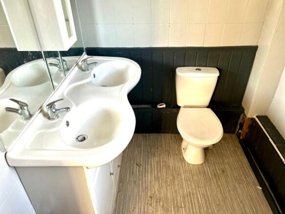 Bathroom / WC: