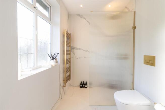 5 bed Detached for sale Image 12