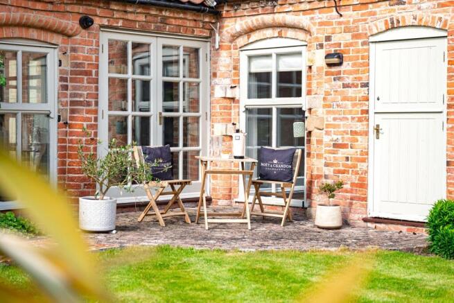 Discreet Listing, Upton...
