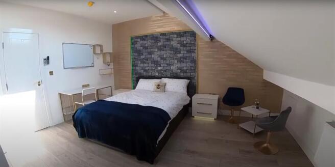 Bright double room with modern décor and desk...