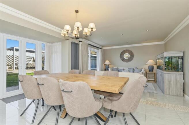 5 bed Detached for sale Image 10