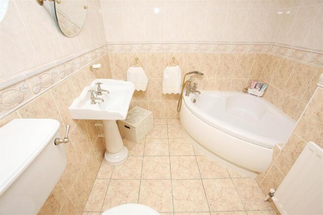 EN-SUITE BATHROOM
