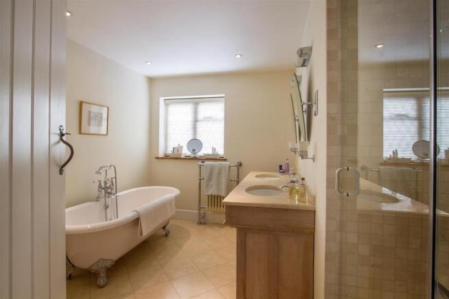 house. estate agency Amberley bathroom