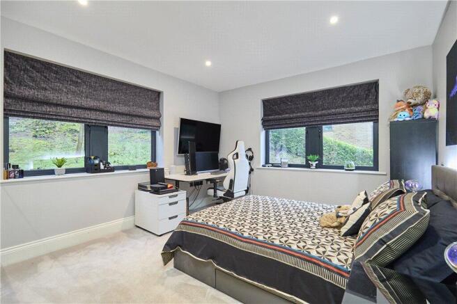 5 bed Detached for sale Image 10
