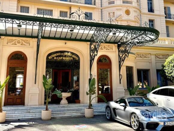 Sole agent - sea front - apartment Roquebrune Cap 