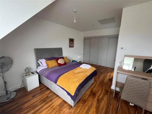 4 bed Semi-Detached to rent Image 6