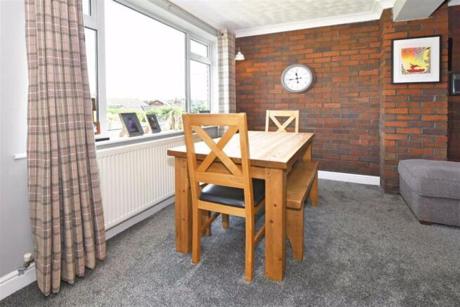 LOUNGE / DINING ROOM