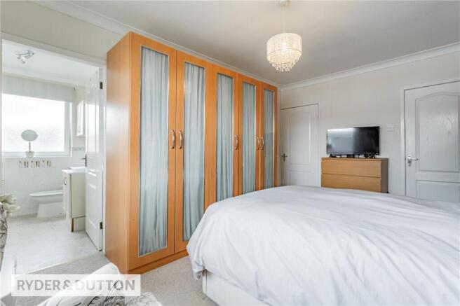 4 bed Detached for sale Image 11