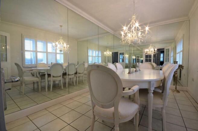 MIRRORED DINING ROOM