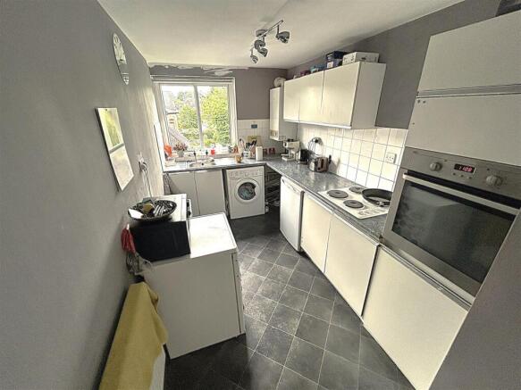 FITTED KITCHEN