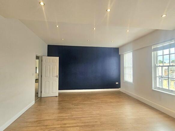 2 bed Flat to rent Image 10