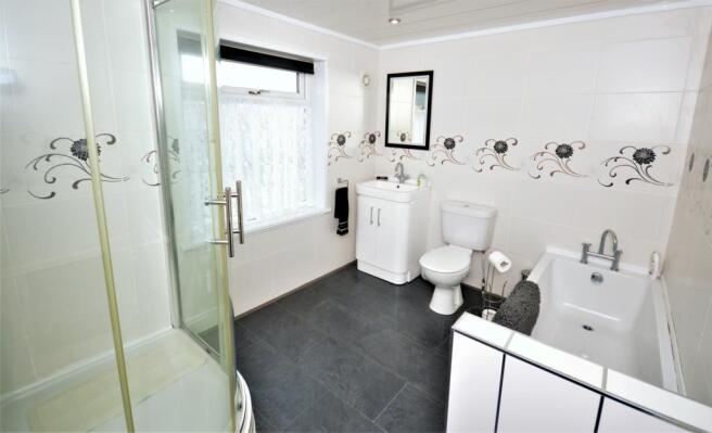 Featherstone Lane, Featherstone (7)Bathroom
