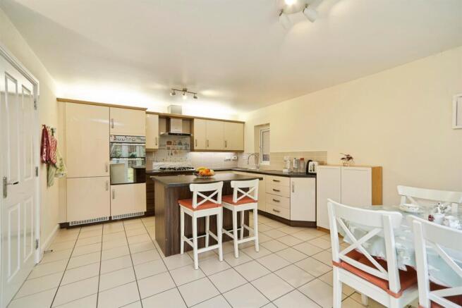 6 bed Detached for sale Image 4