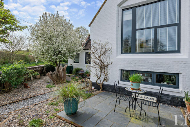 8590702-exteriorw...