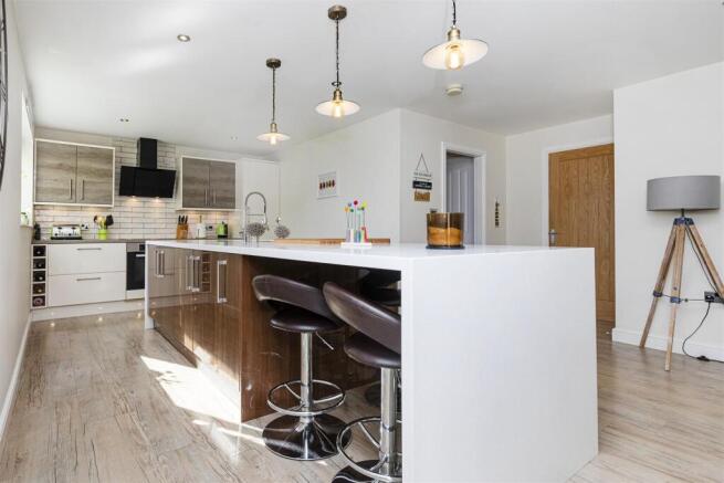 4 bed Detached for sale Image 7