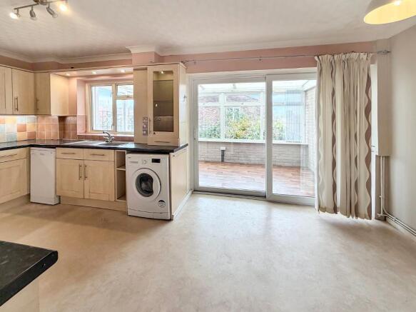 Ambleside Gardens, Selsdon, South Croydon, CR2 8SE photo 4