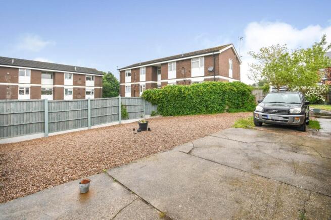 Side garden/Drive