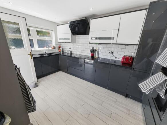 4 bed Detached for sale Image 4