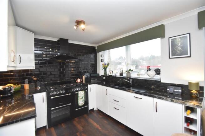 Kitchen (1).JPG