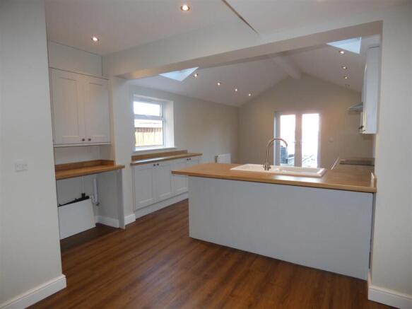 9 Willoughby kitchen.JPG